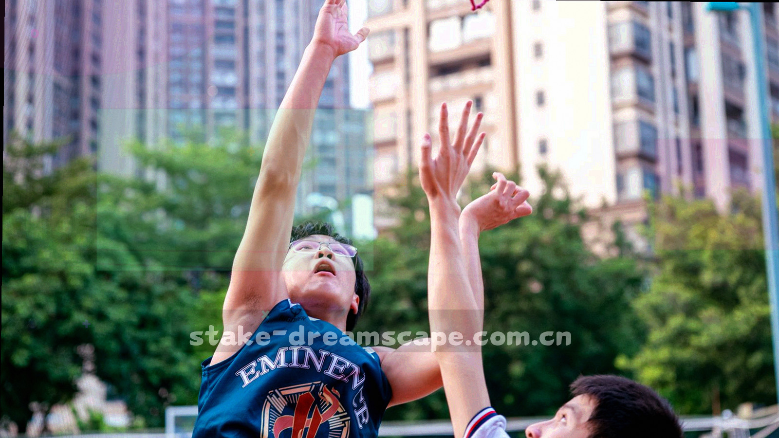 深色背景上的细密网格与光线折射纹理，无文字与可识别标识