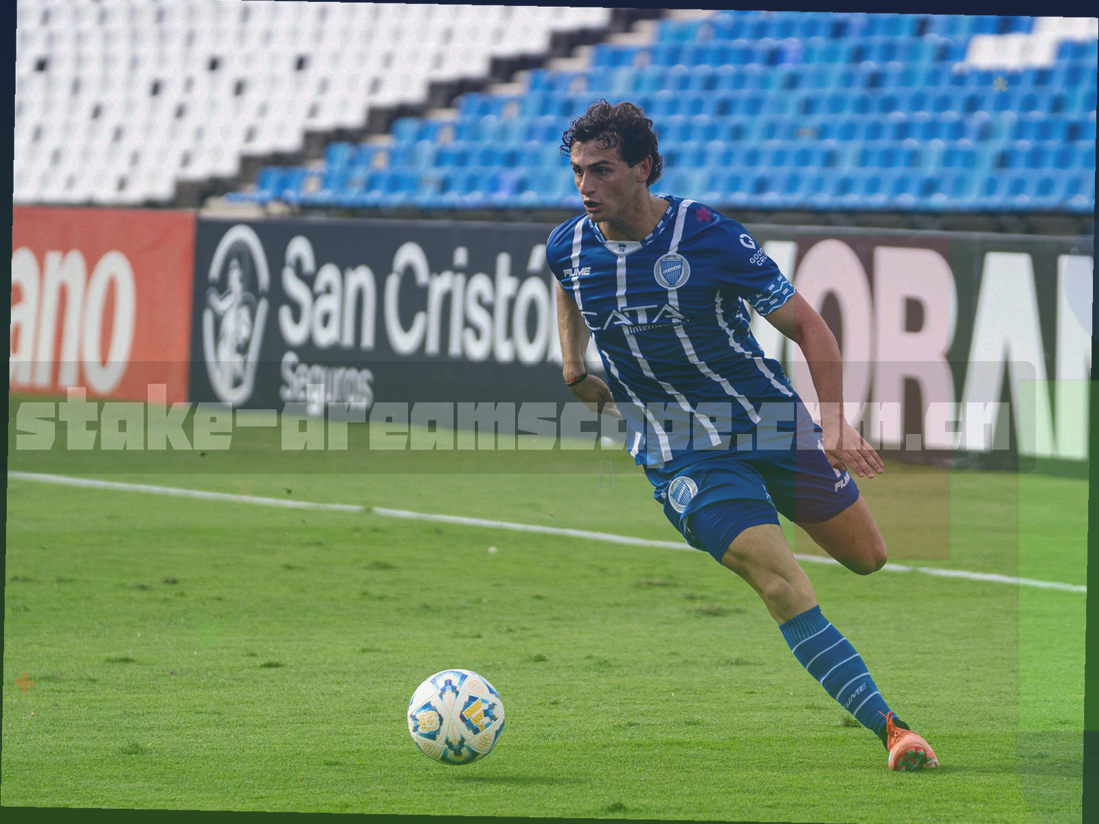 机箱内部俯视微距，散热模组鳍片与规整走线在侧光下显出金属质感